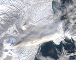 Pluma de cenizas en la Península de Kamchatka, Rusia Oriental