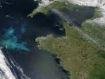 Proliferación de fitoplancton cerca de la costa de Bretaña, Francia