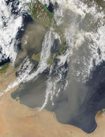 Tormenta de polvareda encima del Mar Mediterráneo
