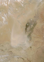 Tormenta de polvareda en el desierto de Tengger, norte central de China