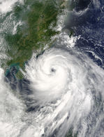 Tifón Imbudo (09W) encima del mar de la China Meridional