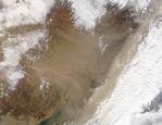 Tormenta de polvareda a través de China oriental (seguimiento satelital de la mañana)