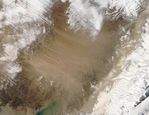 Tormenta de polvareda a través de China oriental (seguimiento satelital de la tarde)