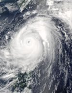 Super Tifón Nida (04W) encima de las Filipinas
