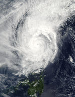 Tifón Muifa (29W) encima de las Filipinas