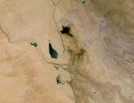 Penacho de humo de incendio petrolero cerca de Bagdad, Iraq