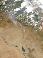 Penacho de humo tóxico de fuego de azufre en el norte de Iraq