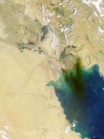 Humo del incendio de un oleoducto en Iraq meridional (seguimiento satelital de la tarde)