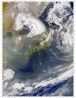 Nubes de polverada encima del Mar del Japón
