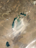 Tormenta de polvareda encima del Mar de Aral
